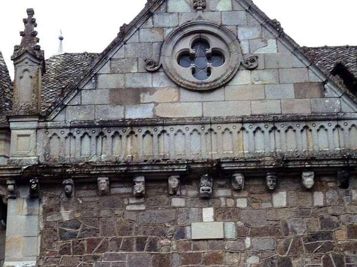 Les modillons sur la façade de l'église - Vic-sur-Cère