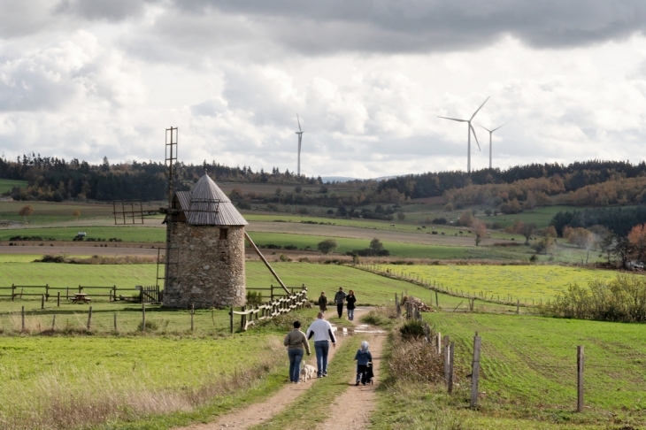 Ally - Moulin et éoliennes