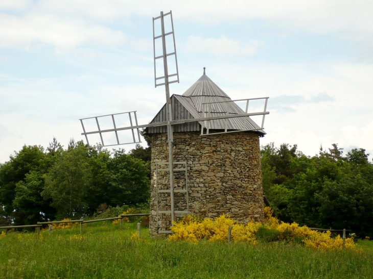 Moulin à vent de la Montronne - Ally