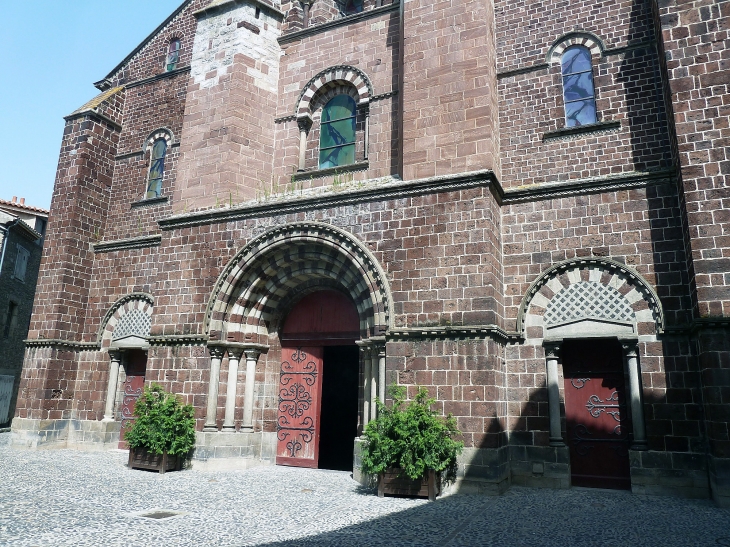La basilique saint Julien : l'entrée - Brioude