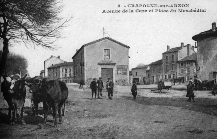Avenue de la Gare et Place du Machédial, vers 1912 (carte postale ancienne). - Craponne-sur-Arzon