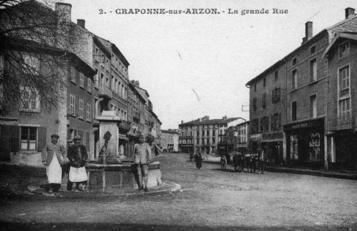 La grande rue, vers 1912 (carte postale ancienne). - Craponne-sur-Arzon