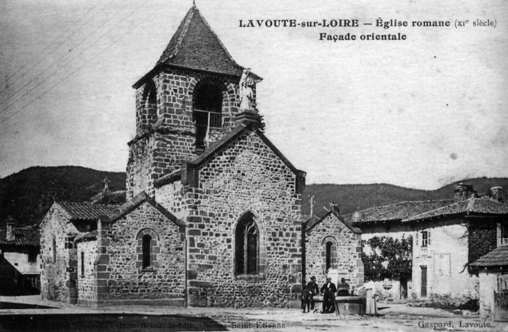 Eglise romane du XIe siècle, façade orientale, vers 1910 (carte postale ancienne). - Lavoûte-sur-Loire