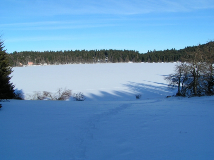 Le Lac du Bouchet pris par la glace - Le Bouchet-Saint-Nicolas