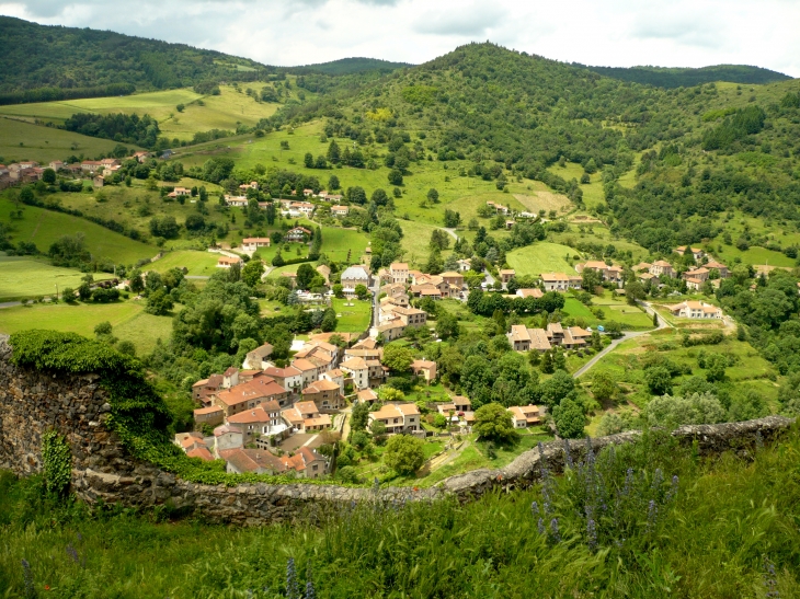 Vue sur le village du château - Saint-Ilpize