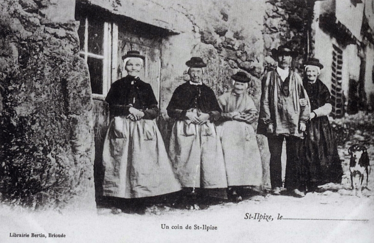 Un coin de Saint Ilpize, vers 1906 (carte postale ancienne). - Saint-Ilpize