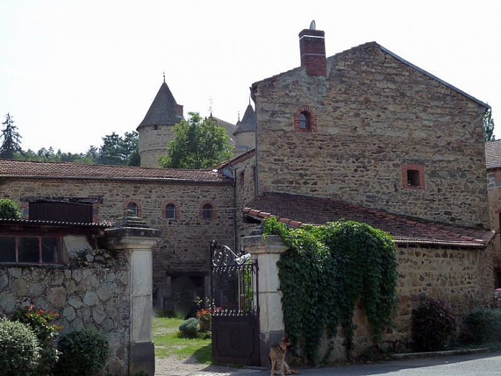 Maison du village et aperçu du château - Saint-Laurent-Chabreuges