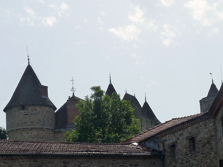 Les toits du château - Saint-Laurent-Chabreuges