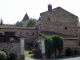 Photo suivante de Saint-Laurent-Chabreuges maison du village et aperçu du château