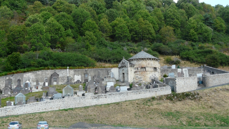 Le cimetière et sa chapelle funéraire - Chambon-sur-Lac