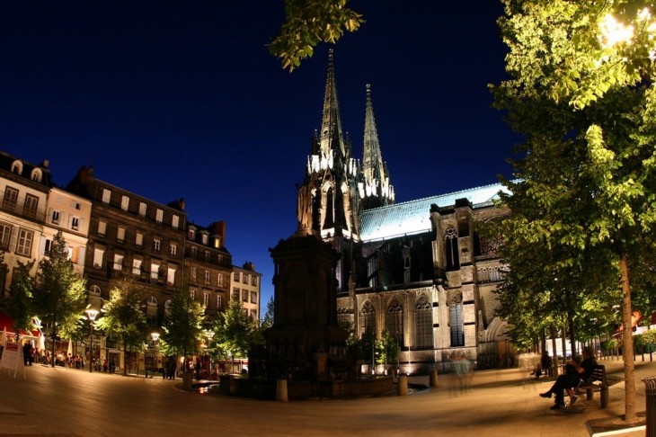 Cathédrale de Clermont Ferrand pendant la nuit - Clermont-Ferrand