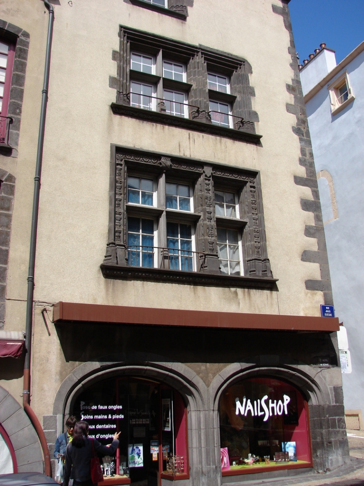 Rue Jules Guesde, immeuble avec fenêtres à meneaux - Clermont-Ferrand