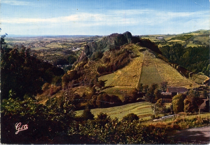 La roche Vendeix 1151m, face Sud, qui domine sa vallée en direction de la Bourboule.(carte postale de 1970)