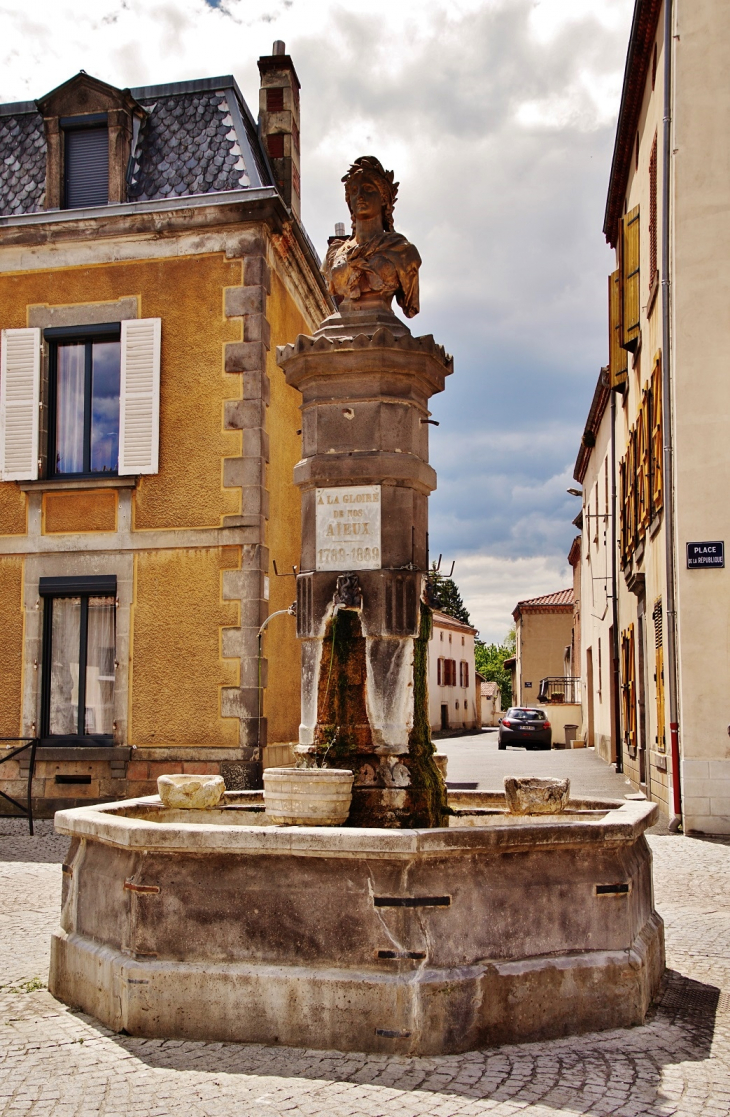 Fontaine - Le Breuil-sur-Couze