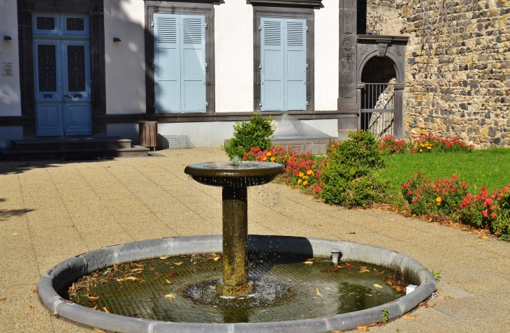 Fontaine de la Mairie - Mirefleurs