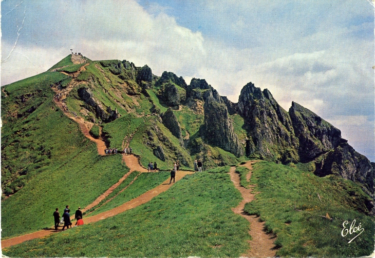 Le Sancy - Vue sur le Sommet (1886m) au premier plan, les Aiguilles du Diable (carte postale de 1965) - Mont-Dore