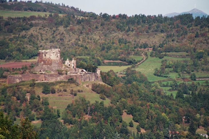 Le chateau -vue de St Victor - Murol