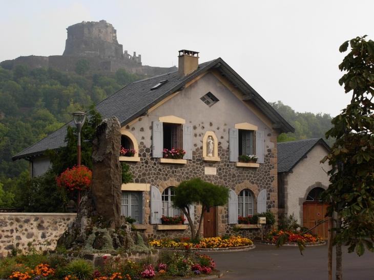 Le chateau -vue de la place de l'église - Murol