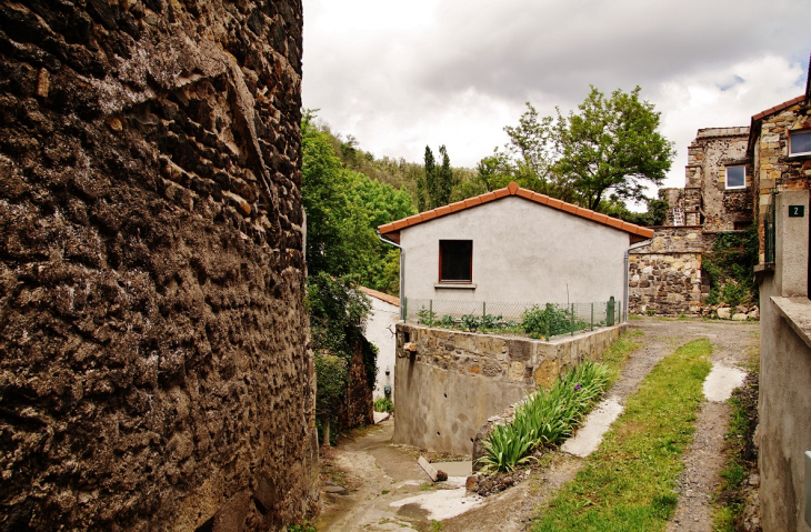 Photo à Neschers (63320) La Commune Neschers, 397097