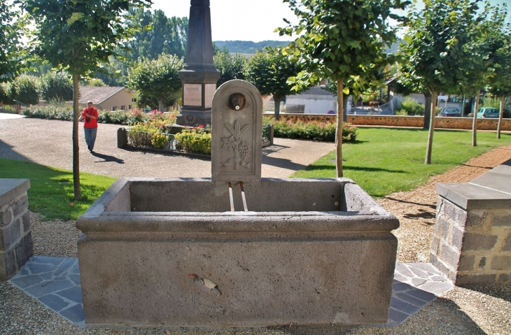 Fontaine ( et Monument-aux-Morts ) - Perrier