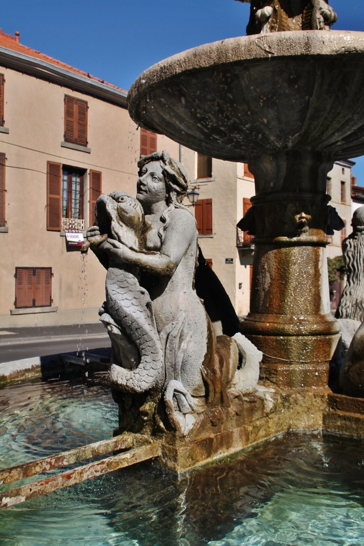 La Fontaine ( Détail ) - Plauzat