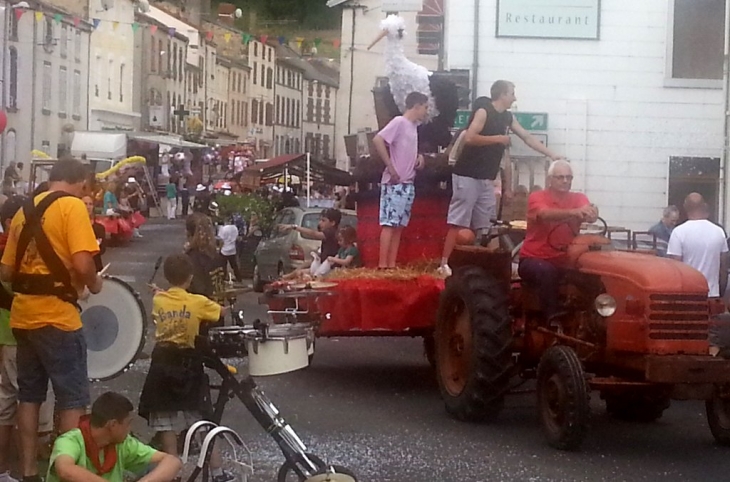 Fête communale 2014 défilé des chars et bandas - Pontaumur