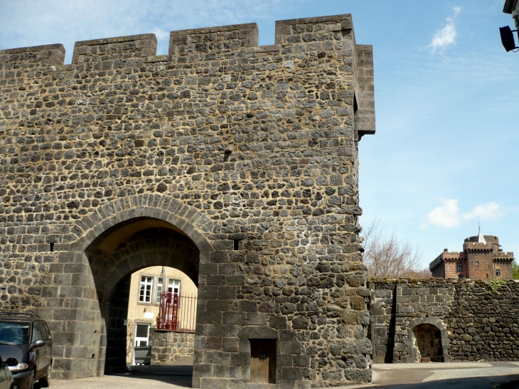 Château-Dauphin est une forteresse médiévale - Pontgibaud