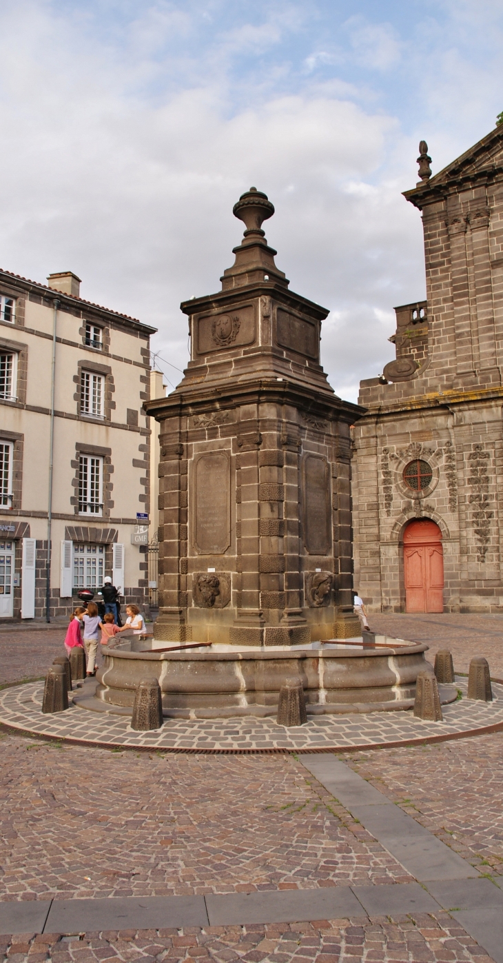 Fontaine place de l'église - Riom