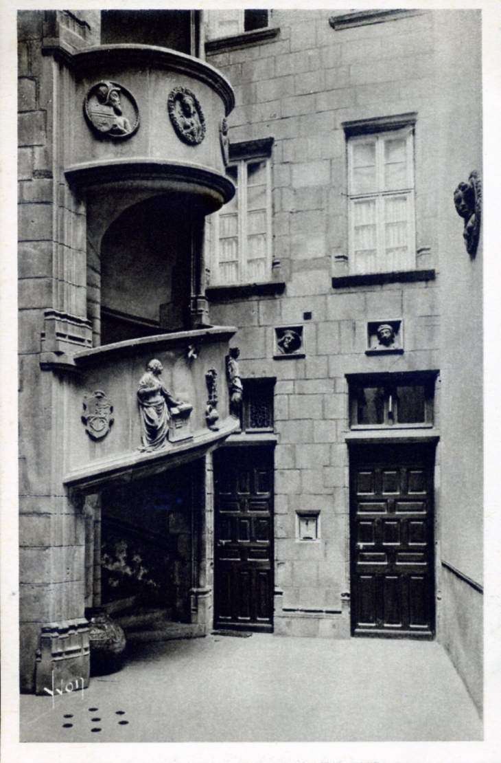 Hôtel Guimmoneau - Cour et escalier Renaissance, vers 1920 (carte postale ancienne). - Riom