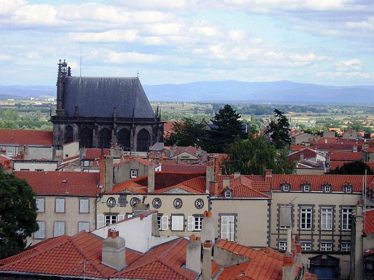 Vue de la tour de l'Horloge : les toits et la Sainte Chapelle - Riom