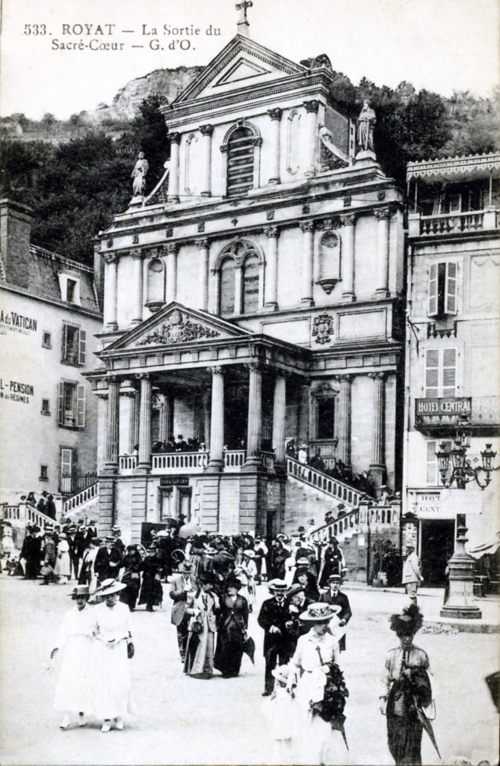 La Sortie du Sacré Coeur, vers 1920 (carte postale ancienne). - Royat
