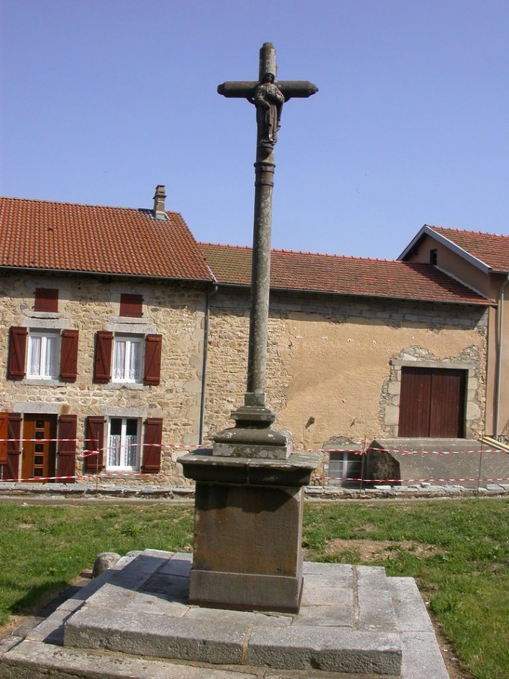 Croix du 16ème devant l'église - Saint-Bonnet-le-Bourg