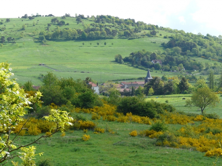 Le village de Saint Genés avec derrière le Puy de Berzet - Saint-Genès-Champanelle