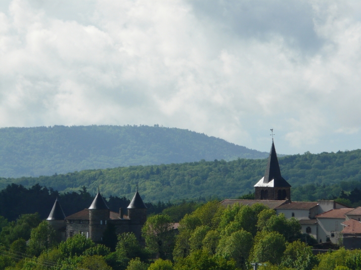 Saint Genés Champanelle et son chateau - Saint-Genès-Champanelle