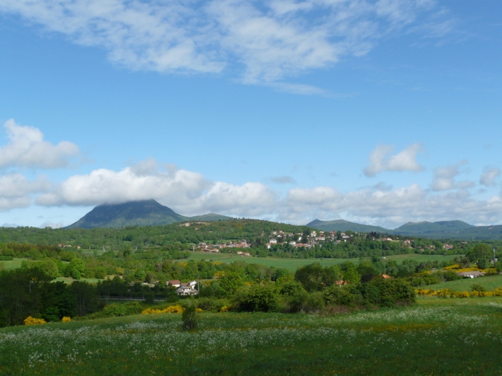 Le village de Manson (commune de St Genés Champanelle), au fon, le Puy de Dôme - Saint-Genès-Champanelle