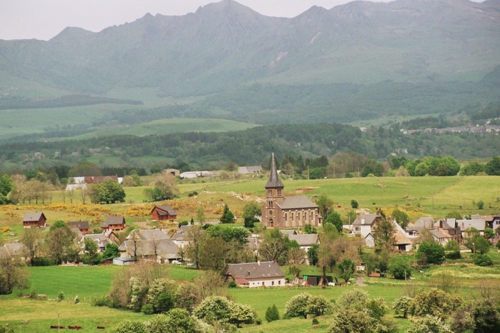 Une vue de St Genès et des Monts Dore - Saint-Genès-Champespe