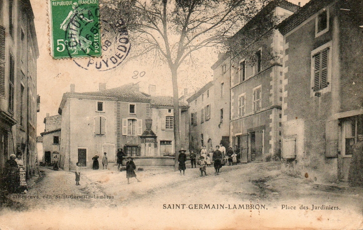 Vue de la place des jardiniers anciennement Marché au beurre - Saint-Germain-Lembron