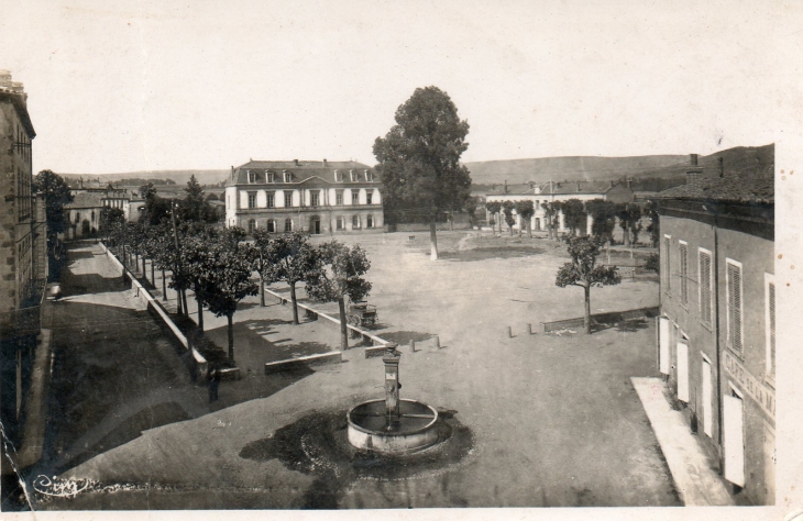 Vue de la place du desert avec la fontaine - Saint-Germain-Lembron