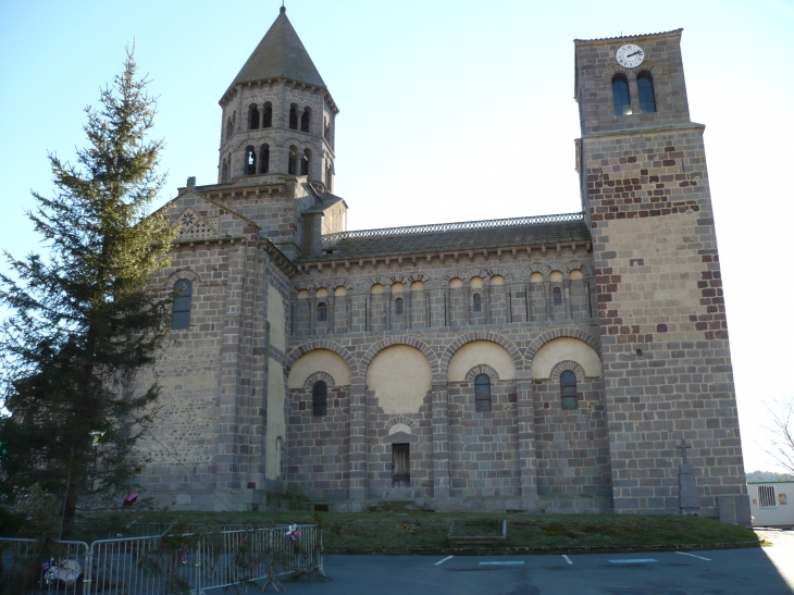 Église Romane, construite en trachyte - Saint-Nectaire