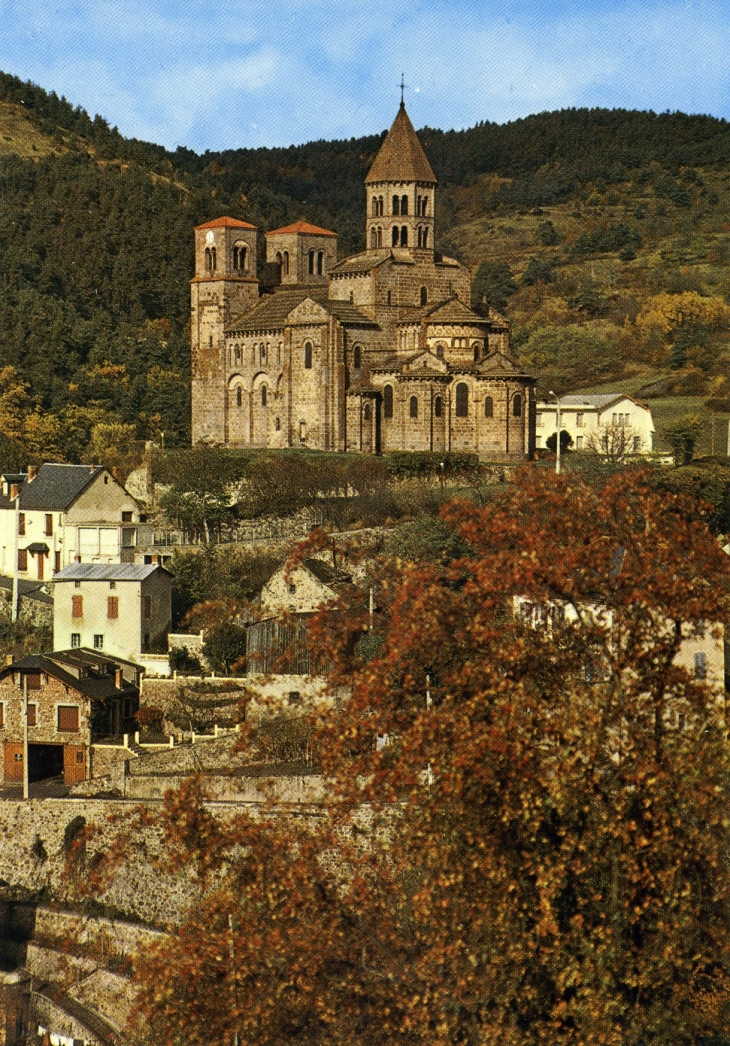 L'église de Saint-nectaire XII° (carte postale de 1980)