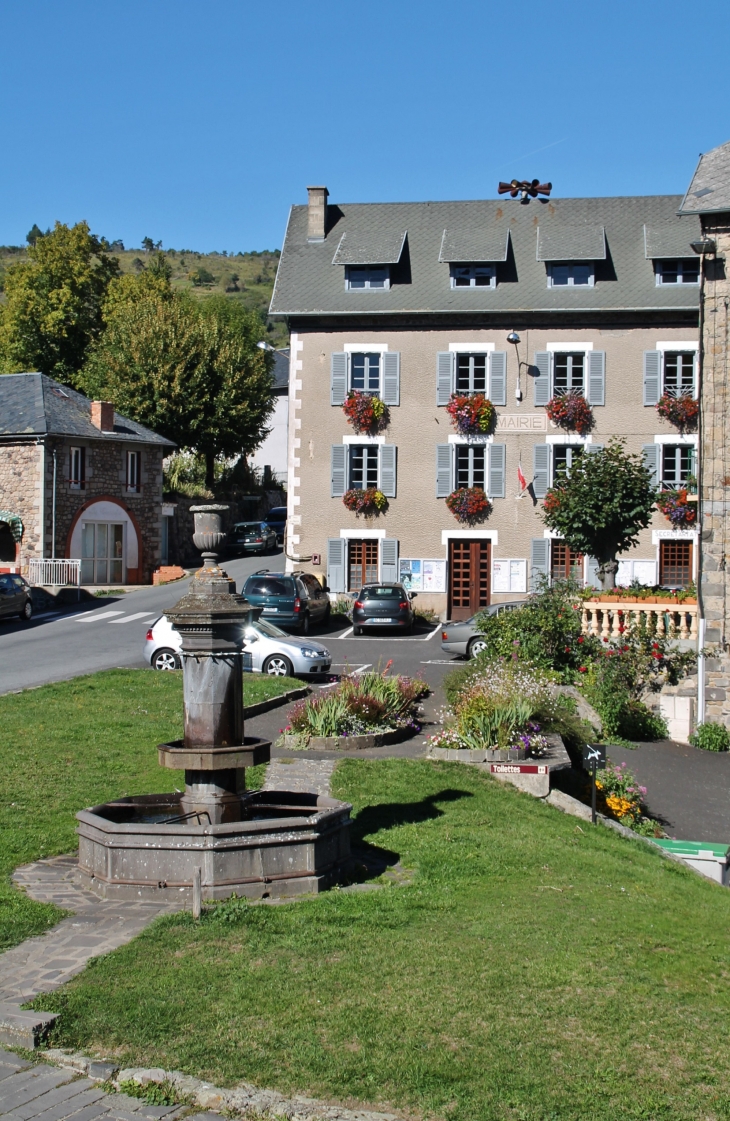 La Mairie et la Fontaine - Saint-Nectaire