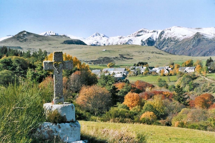 Village de Courbanges en automne - Saint-Victor-la-Rivière
