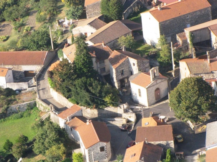 Hameau de Lavelle (St Vincent 63320) - Zoom sur la chapelle et le lavoir  - Saint-Vincent