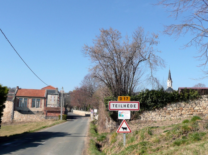 Entrée du village, vers la Mairie - Teilhède