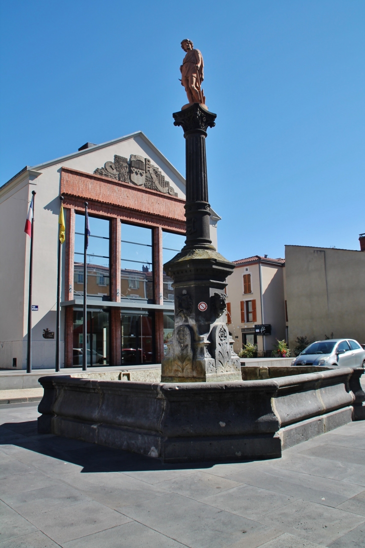 Fontaine Place de la République  - Vic-le-Comte