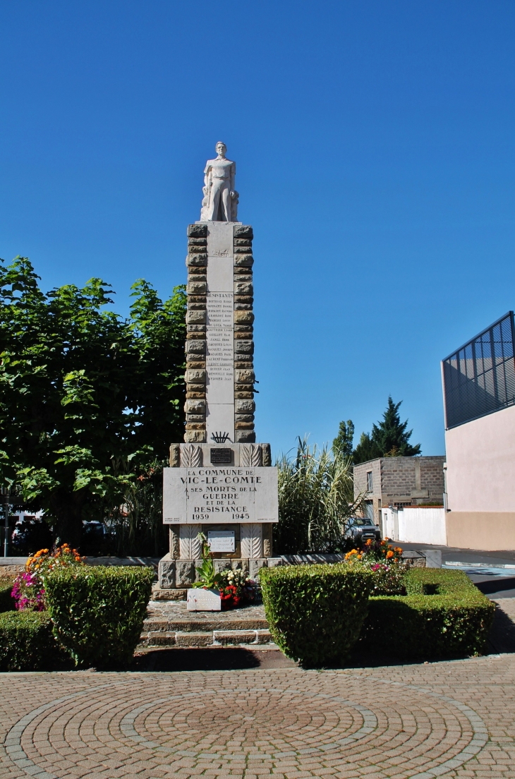 Monument aux Morts - Vic-le-Comte