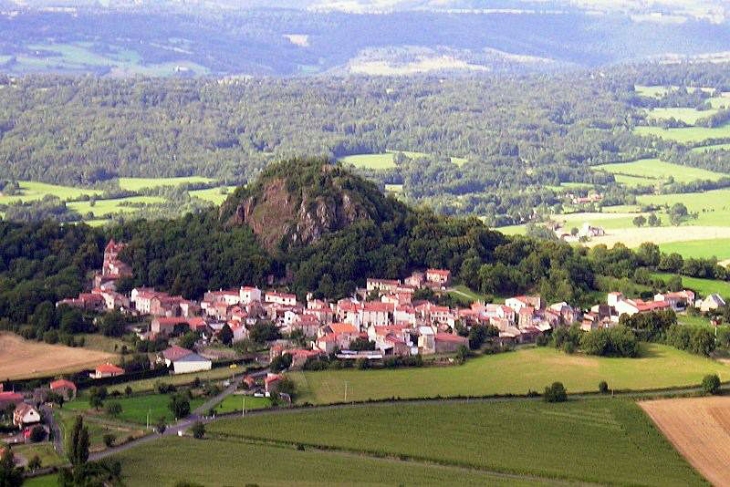 Le village sous le Rocher (neck volcanique) - Vodable