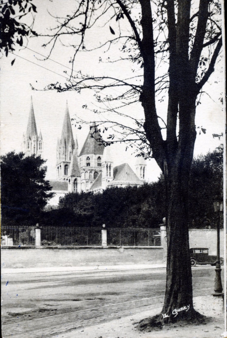 Eglise Saint Etienne ou Abbaye aux Hommes, vers 1950 (carte postale ancienne). - Caen