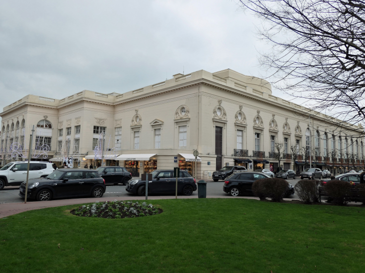 Place Yves Saint Laurent : le casino - Deauville
