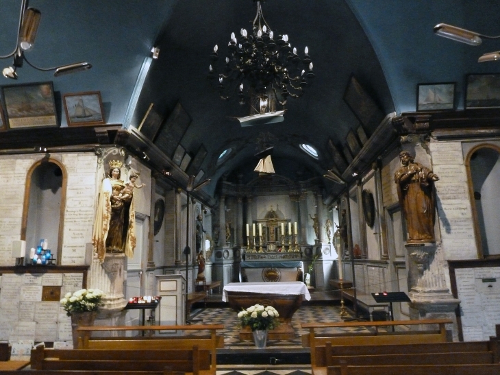 La chapelle Notre Dame de Grâce : l'intérieur - Équemauville